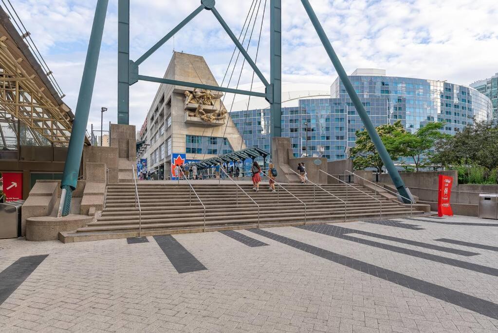 Apartment Next To Rogers Center, With Cn Tower View, Lake View, And Free Parking Toronto Exterior photo